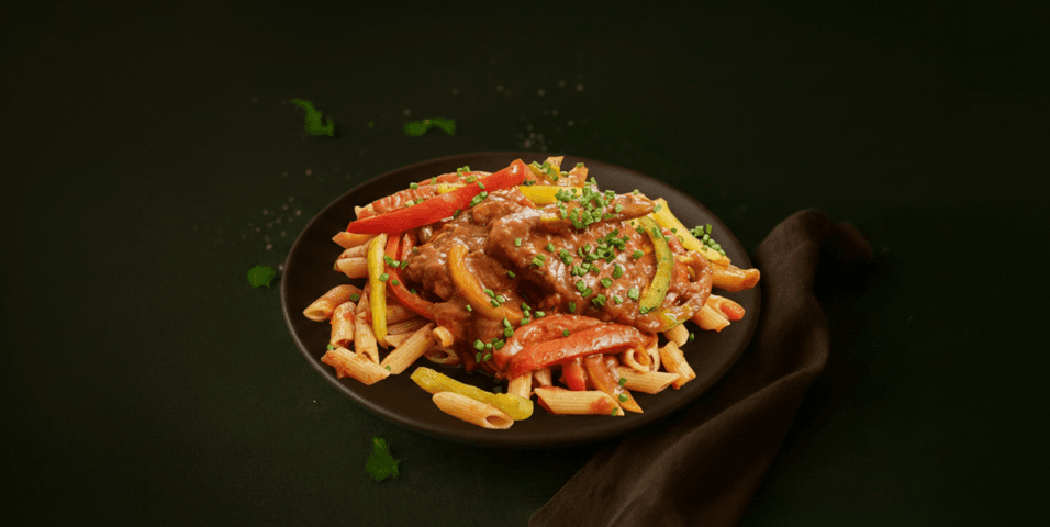 Penne met groenten en rundvlees in stroganoffsaus