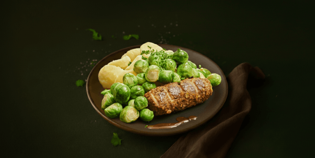 Kiprol in kerriejus met spruitjes en aardappelen