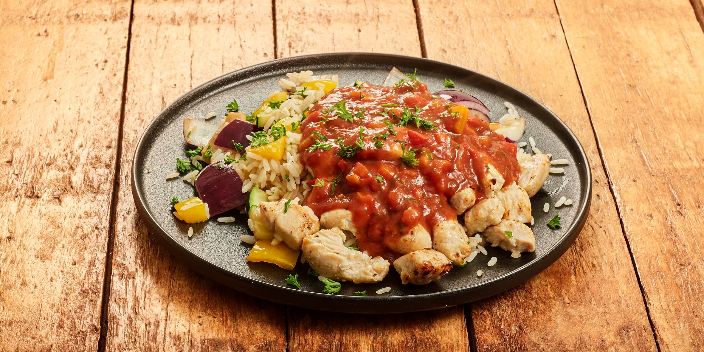 Rijstschotel met kip in stroganoffsaus en groenten