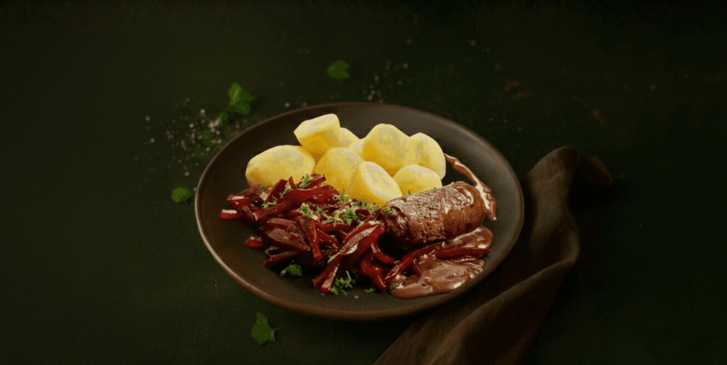 Rundervink in jus met bosbietjes en aardappelen