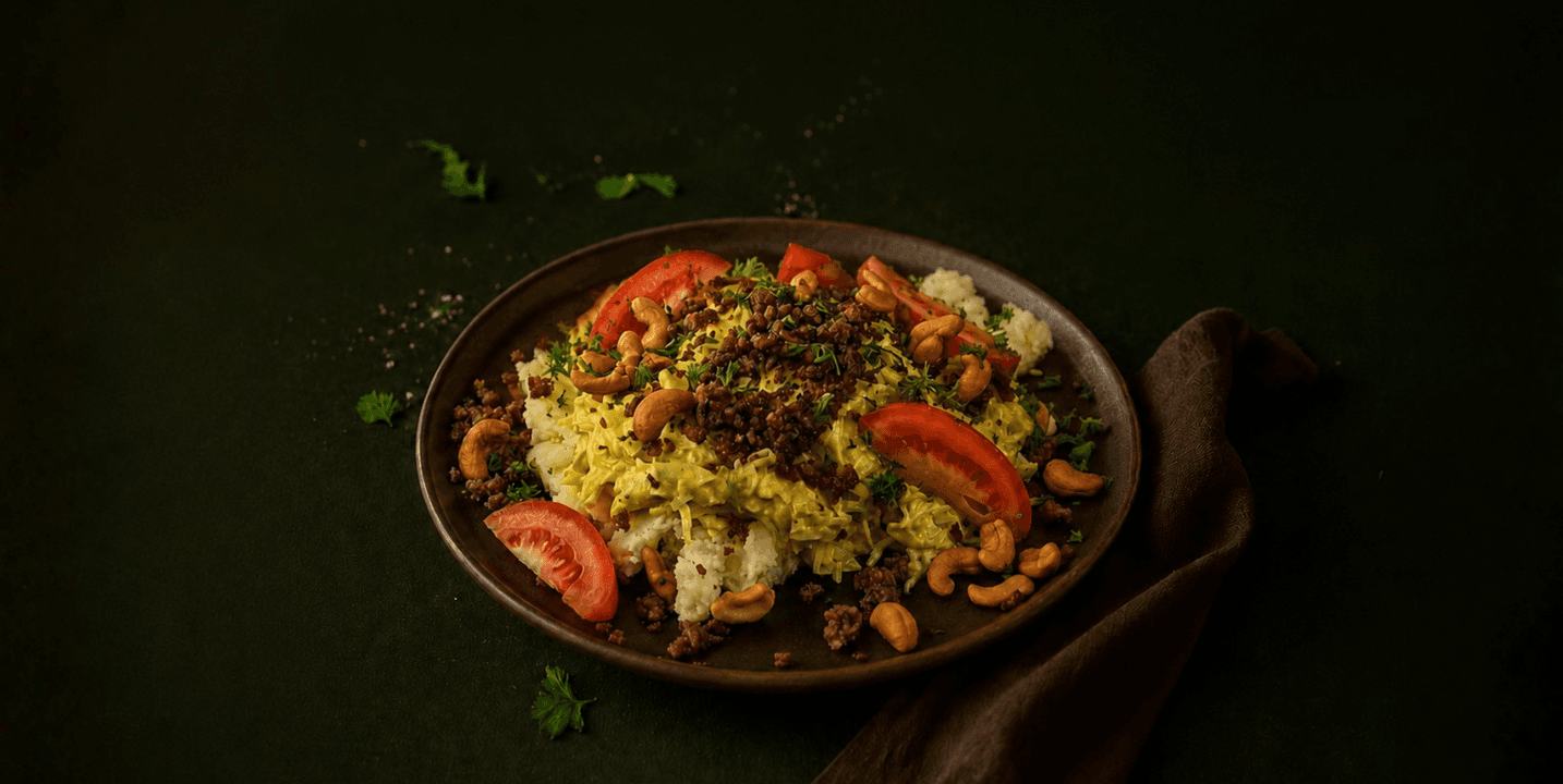 Spitskoolschotel met vegetarisch gehakt, cashewnoten en tomaat