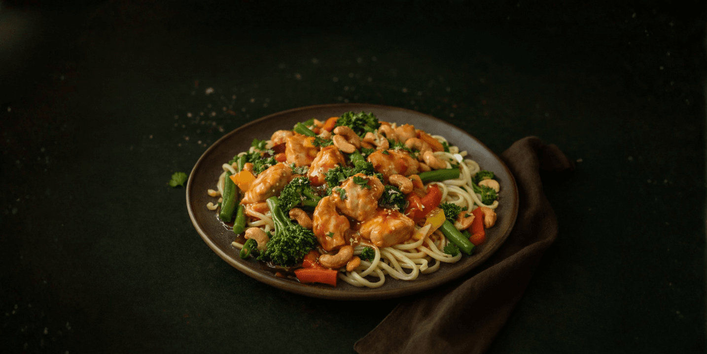 Thaise noedels met kip, groenten en cashewnoten