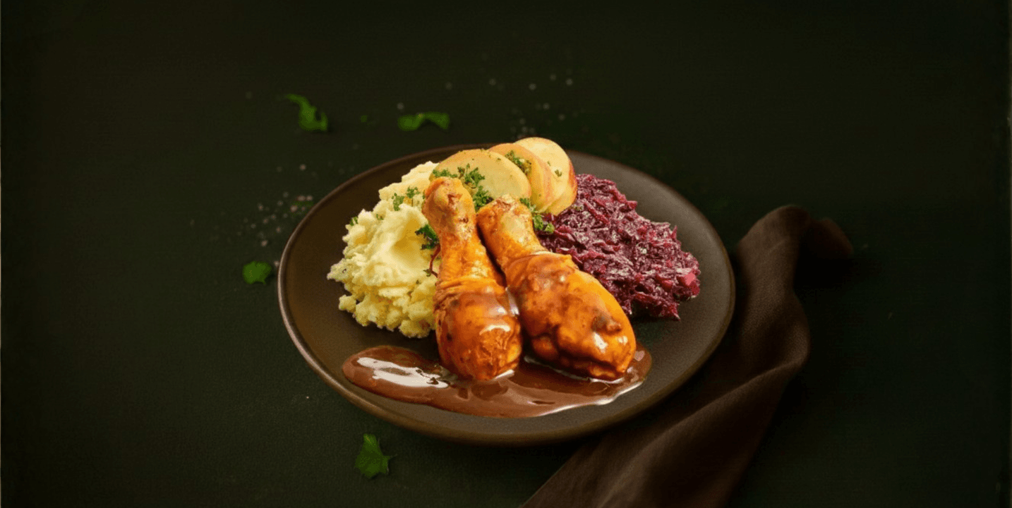 Drumsticks in jus met rodekool en aardappelpuree
