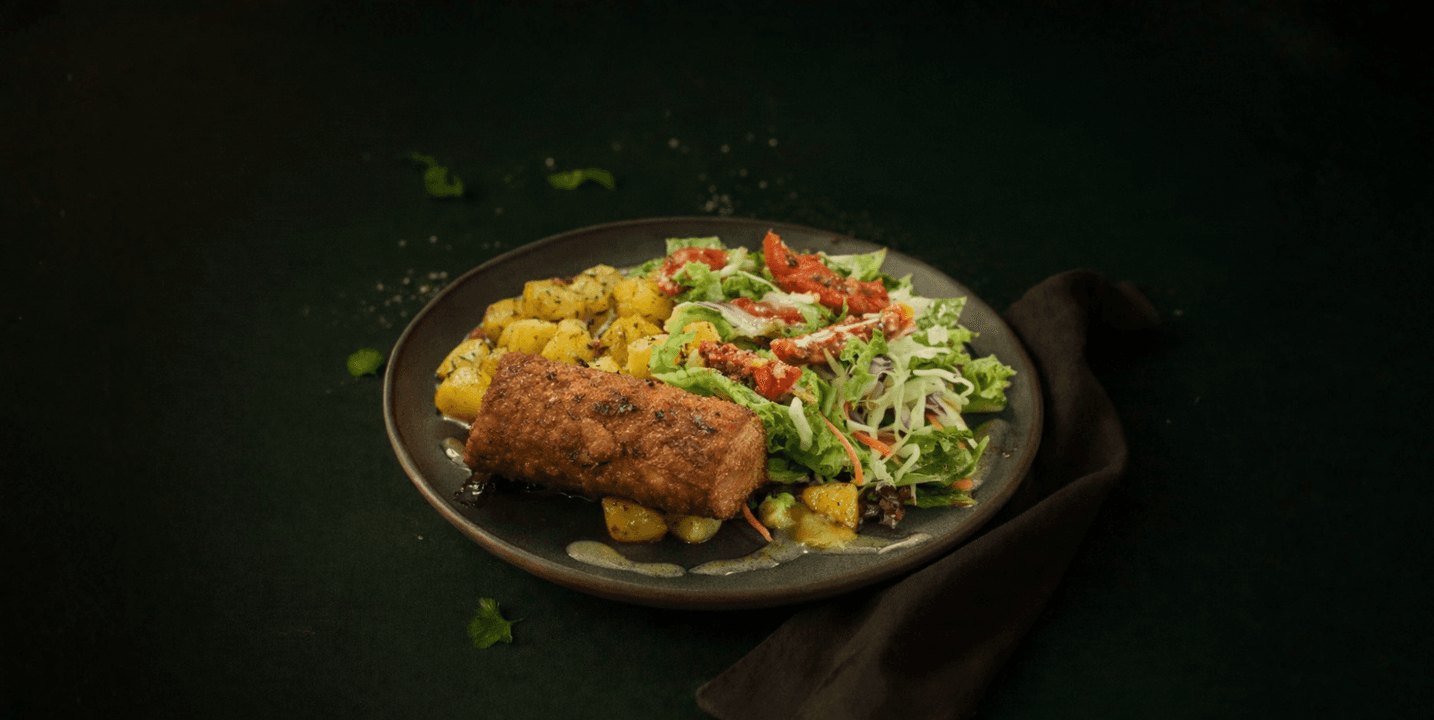 Kiprol met krieltjes, mayonaise en Hollandse salade