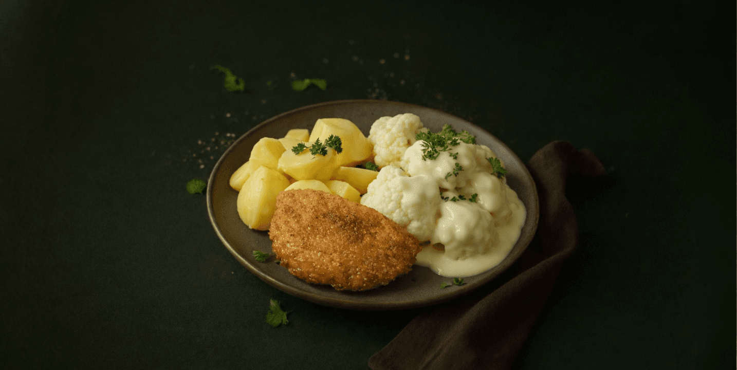 Cordon bleu met bloemkool in kaassaus en aardappelen