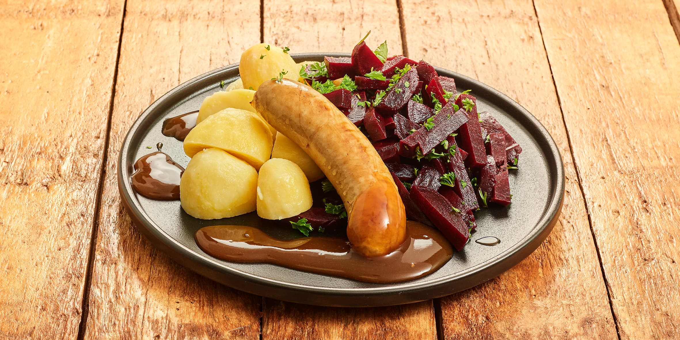Gebraden worst met aardappelen en bietjes