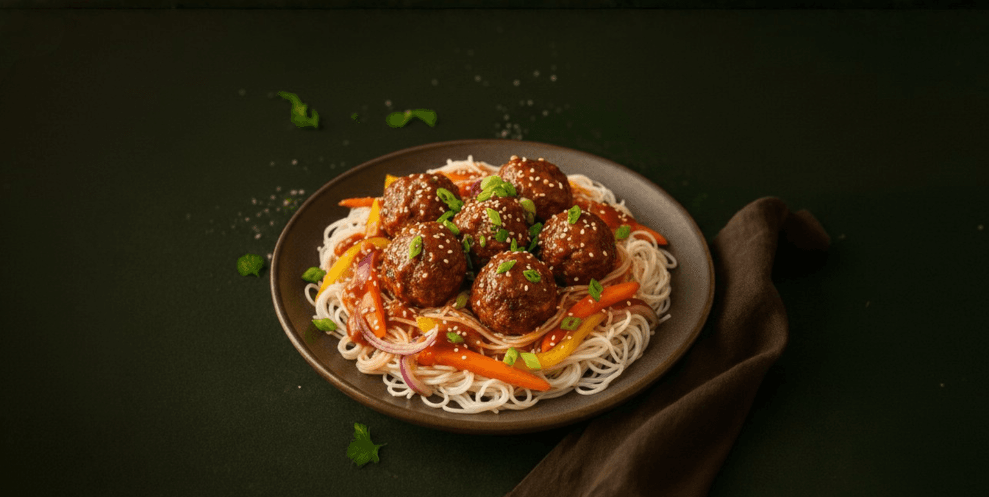 Mihoen met groenten en balletjes in zoetzure saus