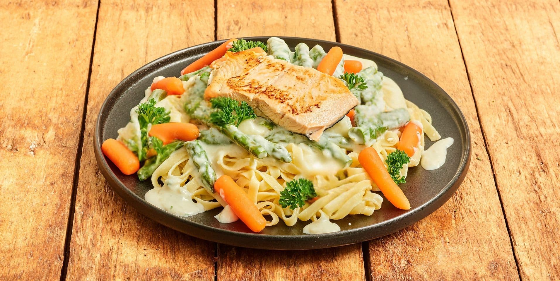 Tagliatelle met gebakken zalm, asperges en bospeen