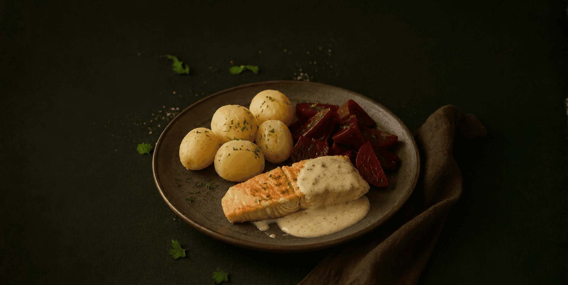 Zalm in mosterdsaus met bietjes en aardappelen