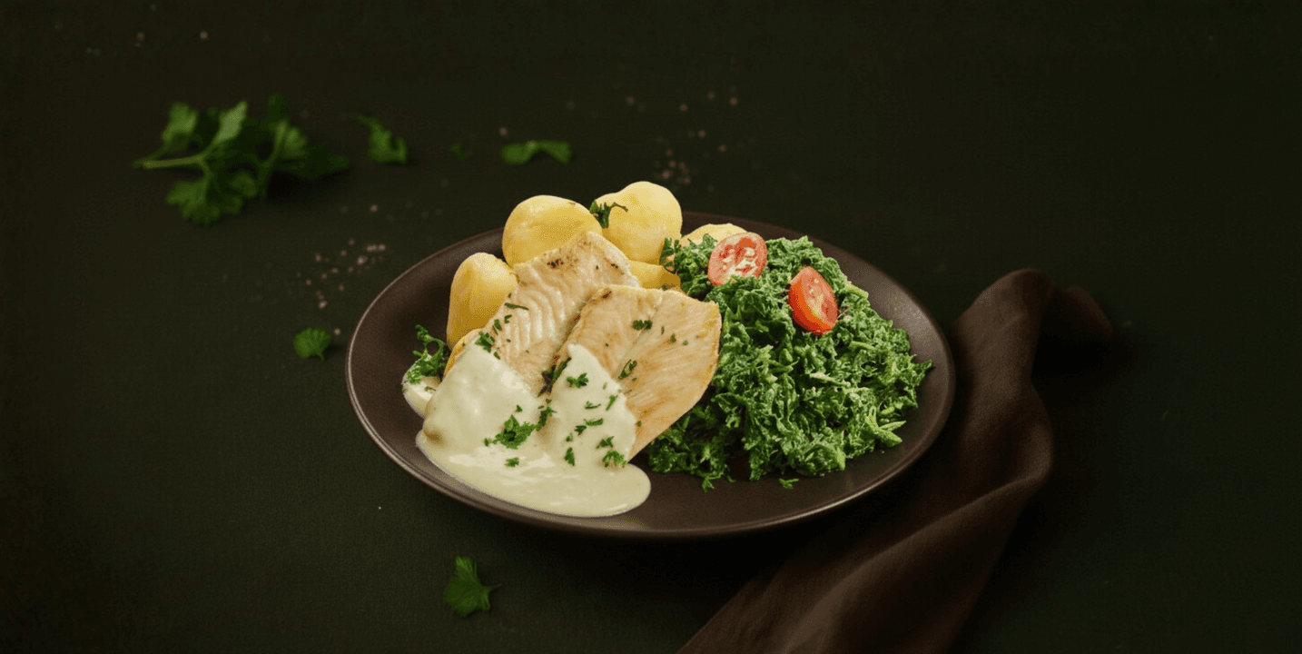 Heekfilet in botersaus met spinazie en aardappelen