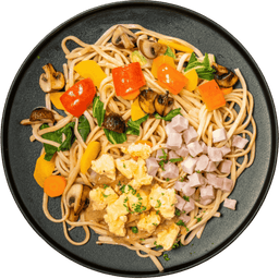 Oosterse bami met ham, roerei en pindasaus