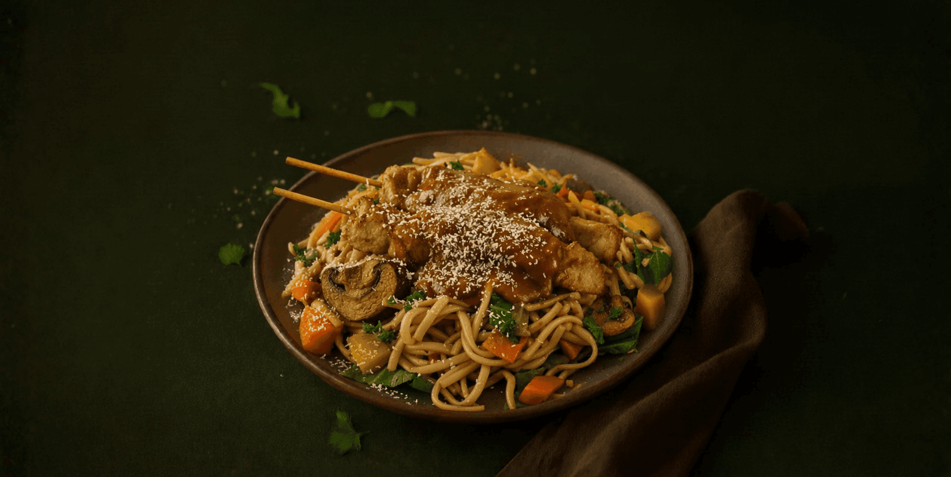 Bami met kipspiesjes in pindasaus en groenten