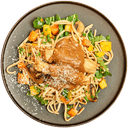 Bami met kipspiesjes in pindasaus en groenten
