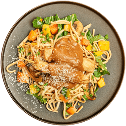 Bami met kipspiesjes in pindasaus en groenten