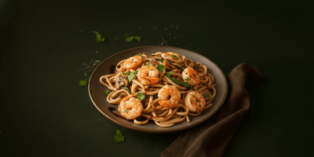 Noedels met groenten en gamba’s in zoetzure saus
