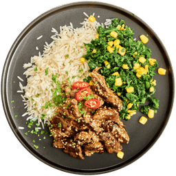 Koreaanse schotel met biefstuk, rijst en spinazie