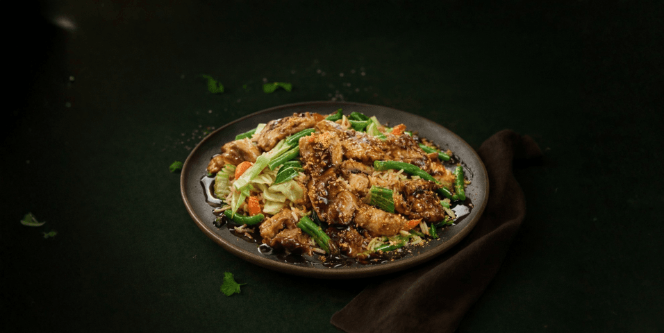 Nasi met kip in ketjapsaus en wokgroenten