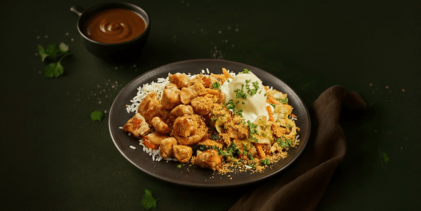 Ayam pedis met rijst, gado gado, ei en pindasaus