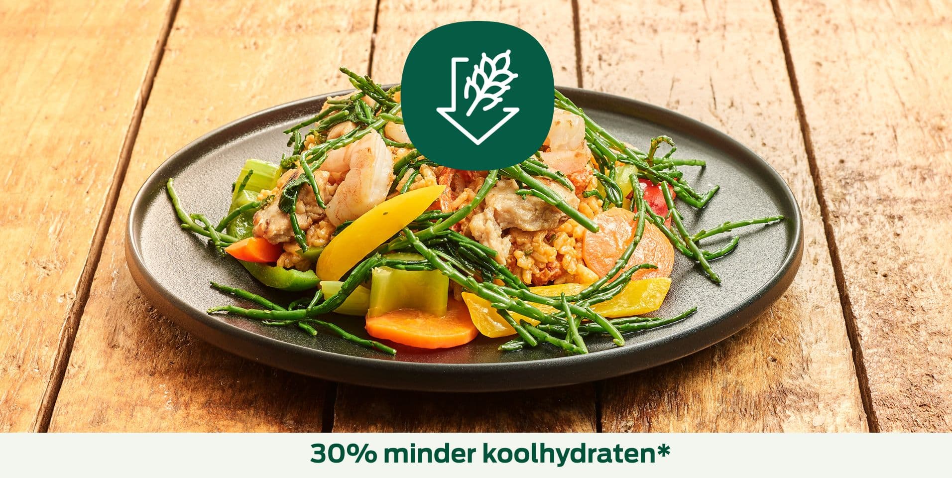 Spaanse paella met kip, groenten en vis