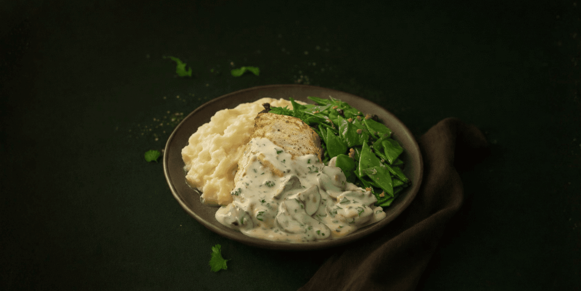 Kipfilet in romige paddenstoelensaus met snijbonen en aardappelpuree