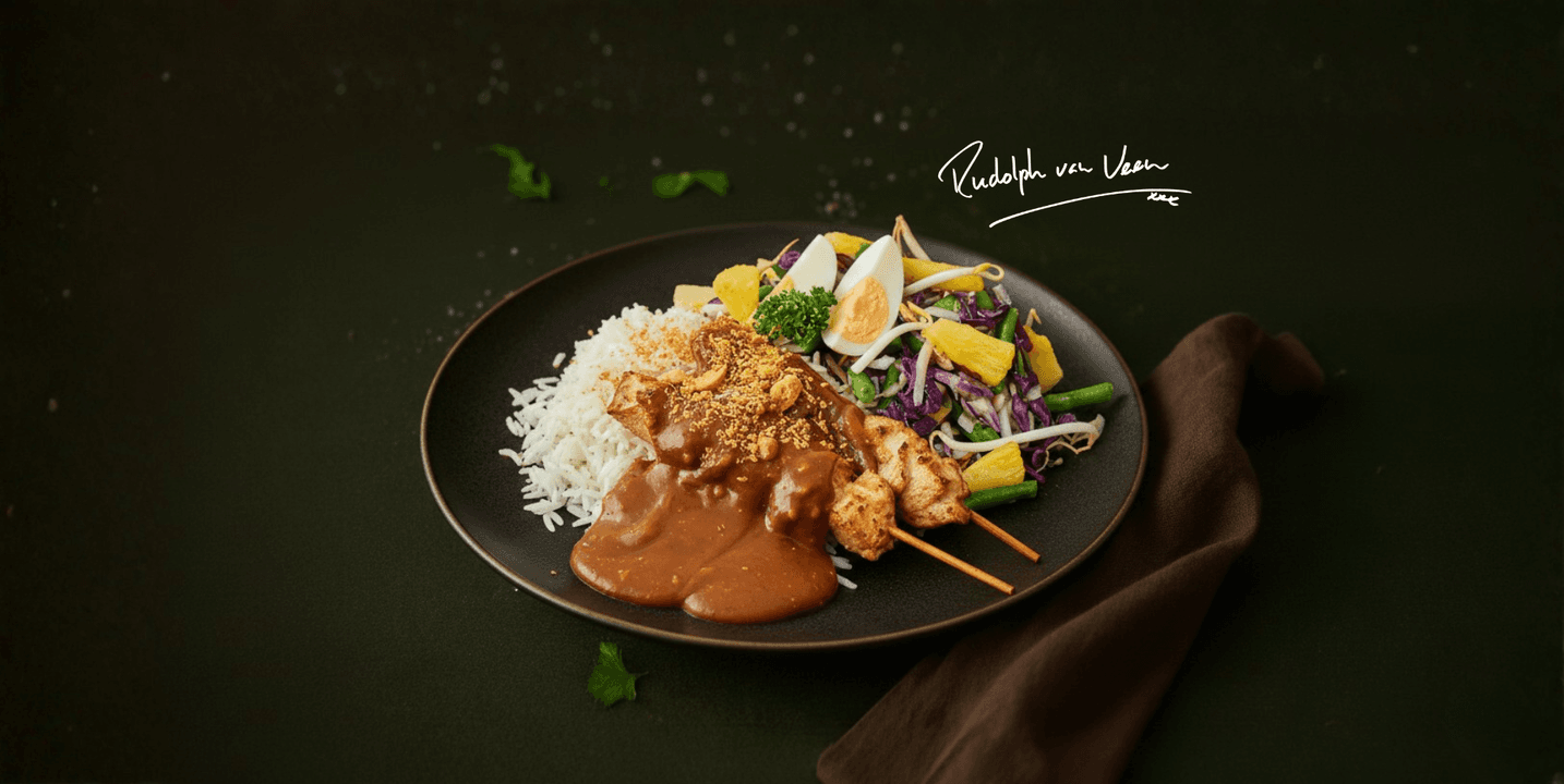 Gado gado met ananas en kipspiesjes in pindasaus