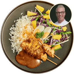 Gado gado met ananas en kipspiesjes in pindasaus