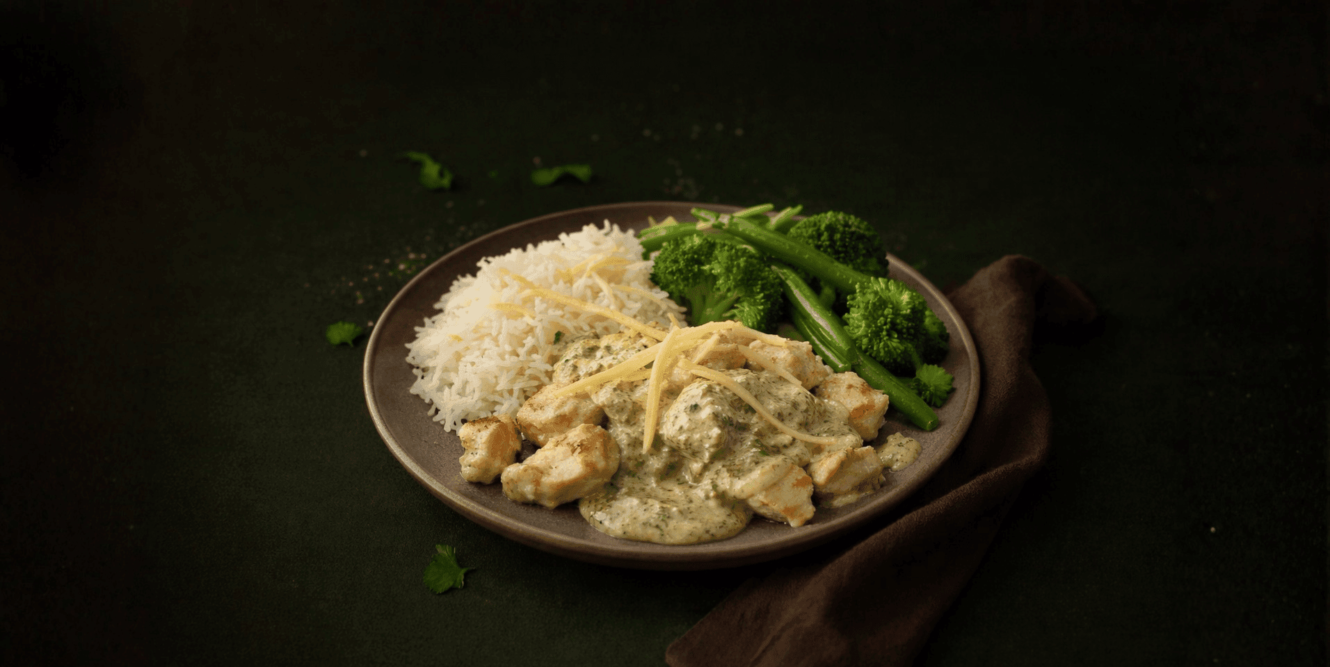 Groene curry met kip, groene groenten en basmatirijst