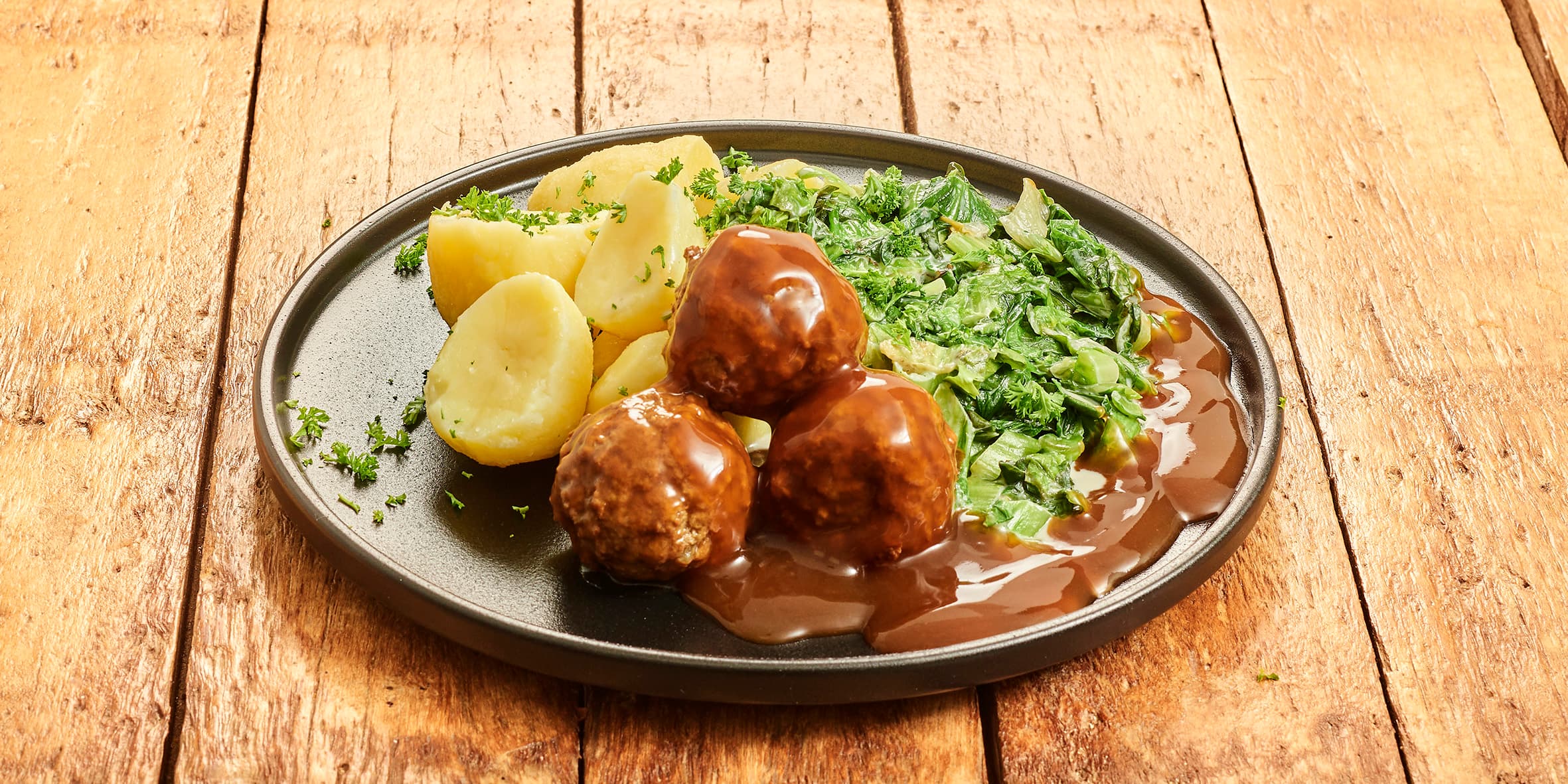 Gehaktbal met aardappelen en gekookte andijvie
