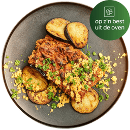 Griekse moussaka met aubergine en olijven