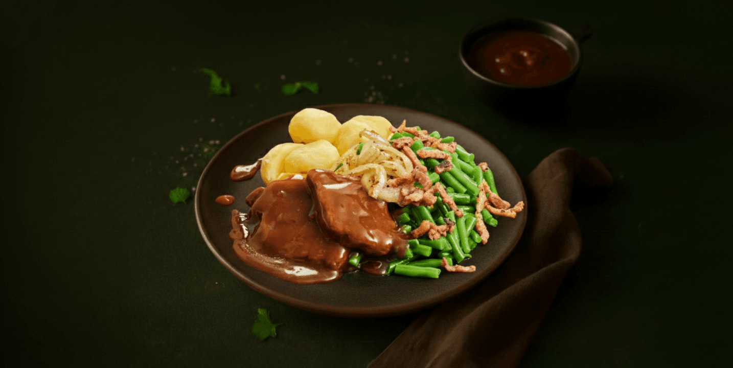 Runderlapjes in rodewijnsaus met sperziebonen en aardappelen