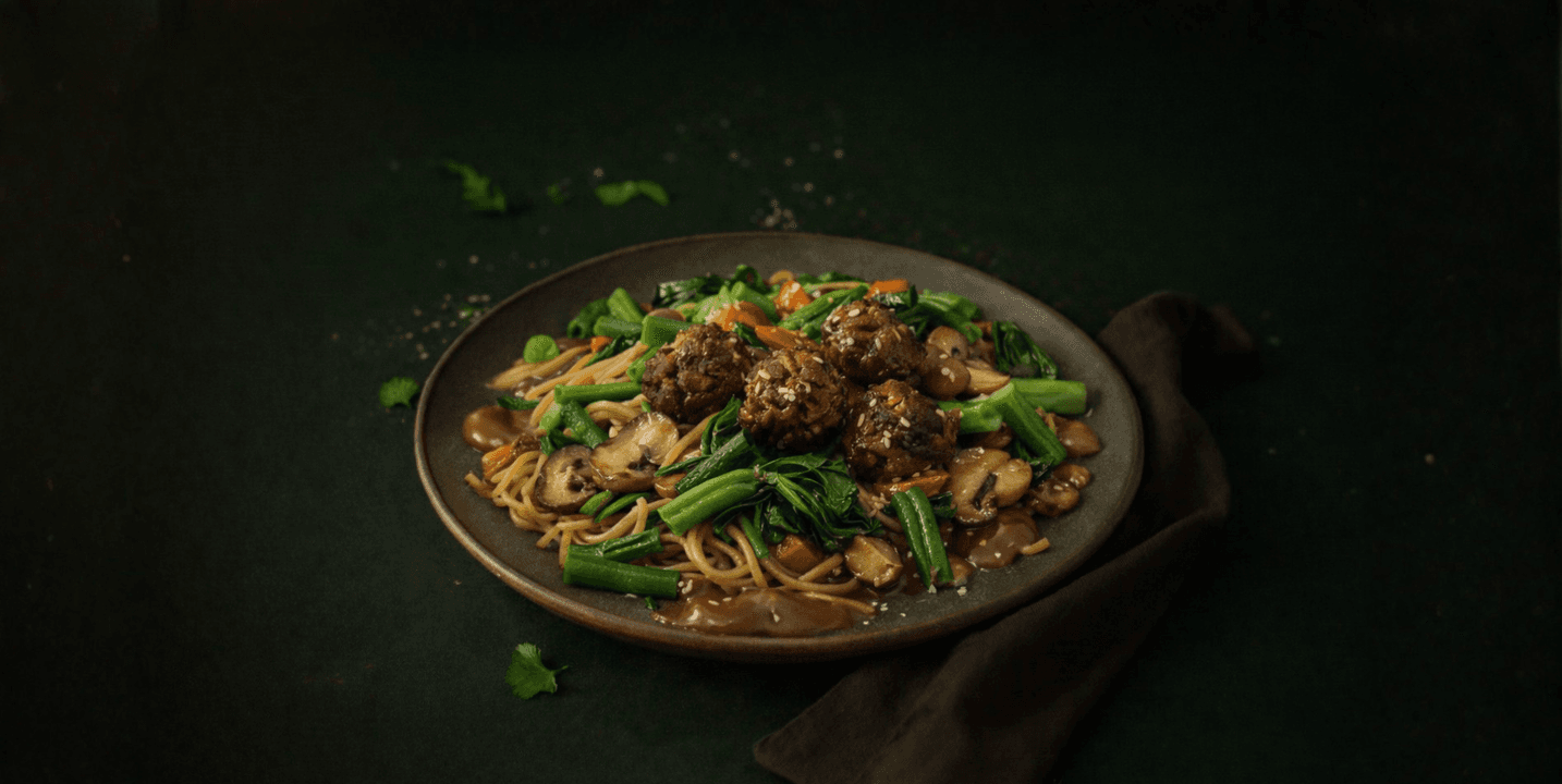 Surinaamse bami met vegetarische balletjes in pindasaus