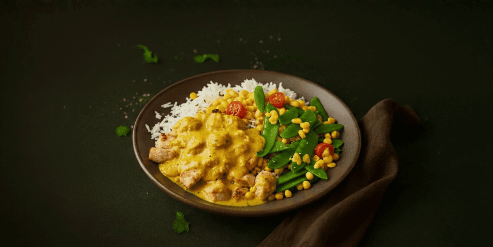 Gele curry met vegetarische kip, groenten en rijst