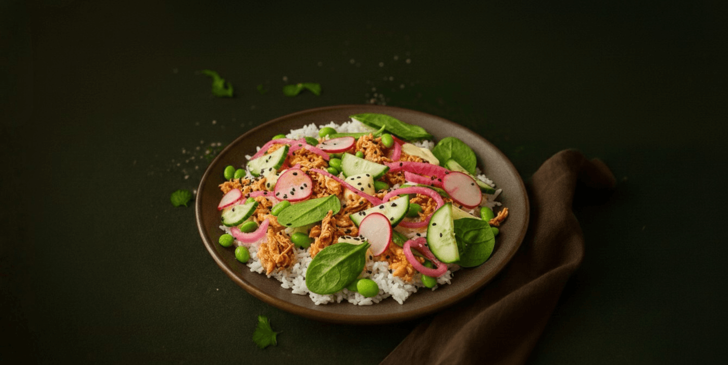 Poké bowl met pulled chicken, groenten en chilimayonaise