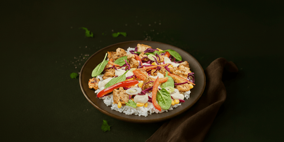 Poké bowl met kipshoarma, groenten en yoghurtsaus