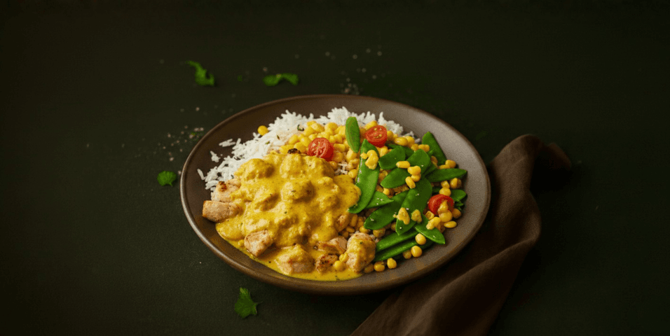 Gele curry met kipstukjes, groenten en bloemkoolrijst
