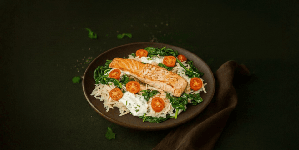 Groentepasta met zalm en spinazie in roomsaus
