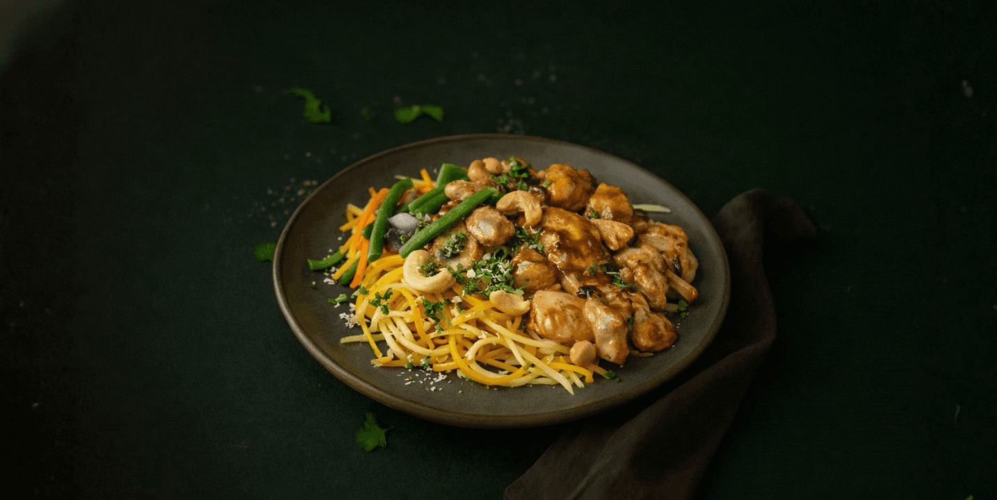 Thaise groentenoedels met kip, groenten en cashewnoten