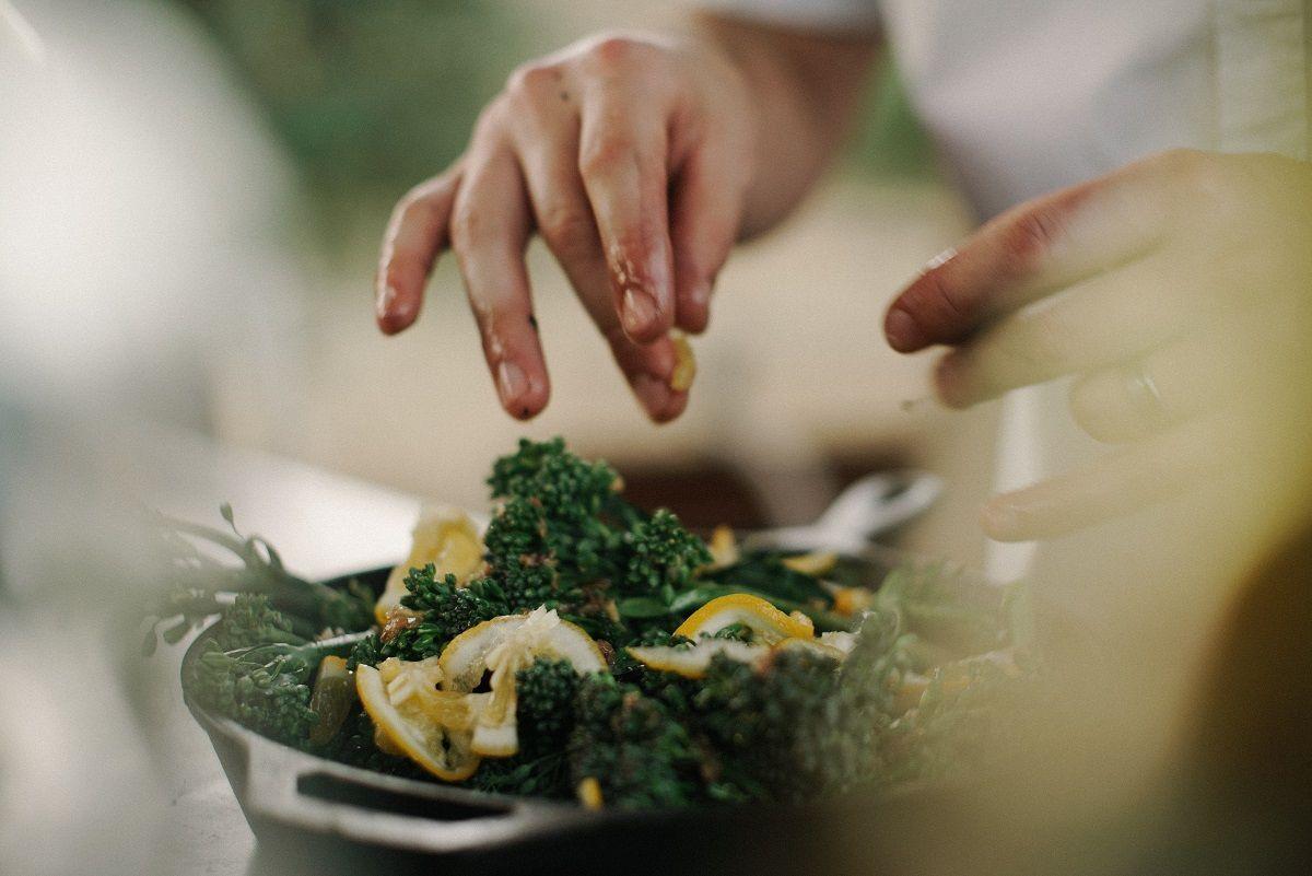 Makkelijke maaltijd tips: hier zie je iemand een salade maken