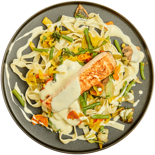 Zalm in botersaus met tagliatelle en groenten