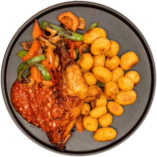 Kippenbout met gegrilde groenten, krieltjes en tomatensaus