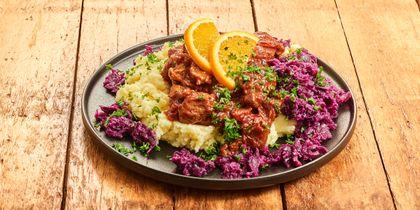 Wildgoulash met aardappelpuree en rodekool