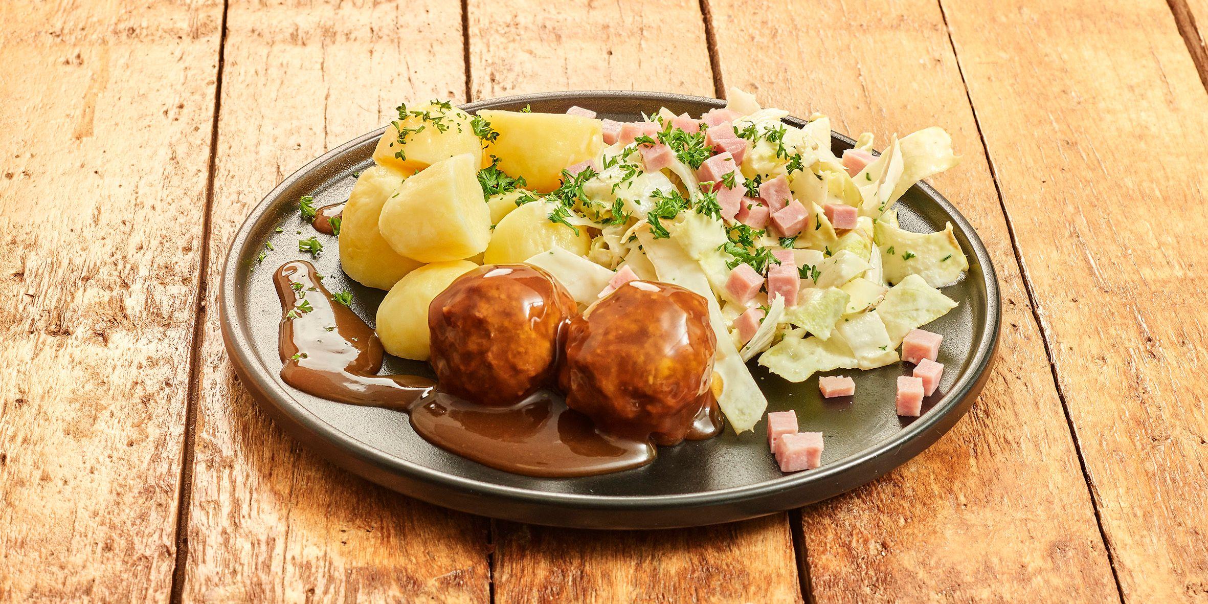 Gehaktbal met aardappelen en witlof in hollandaise