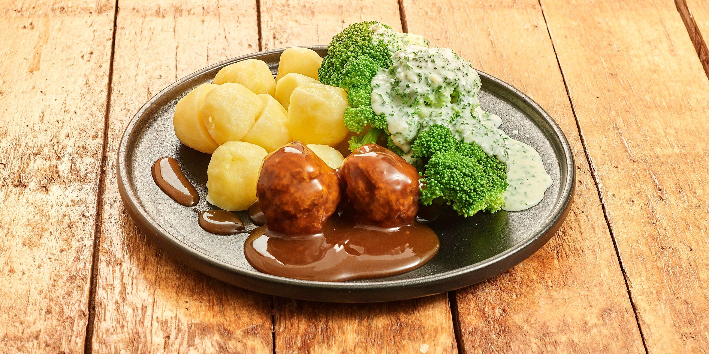 Gehaktbal, aardappel en broccoli in kaassaus