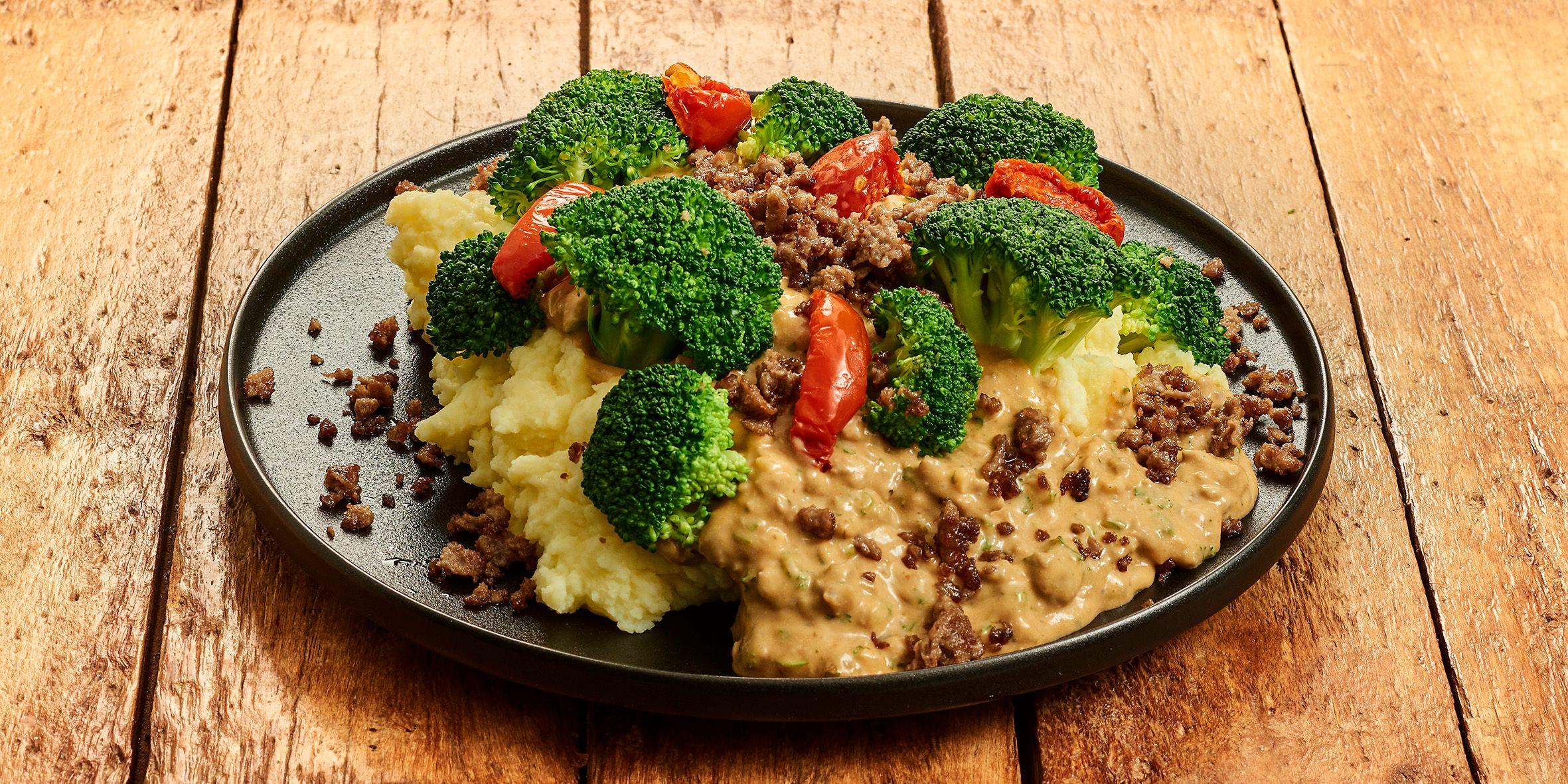 Broccolischotel met rundergehakt en aardappelpuree
