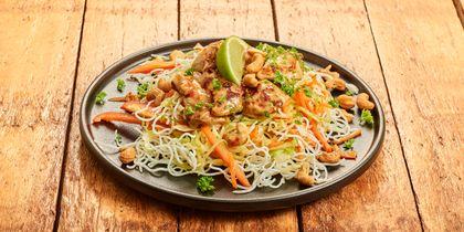 Pad thai met noedels, kip, ei en groenten