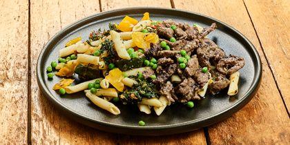 Pasta primavera met biefstukreepjes en groenten