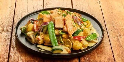 Visstoofpotje met zalm, groenten en currysaus