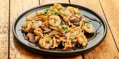 Gamba's met noedels en zoetzure saus