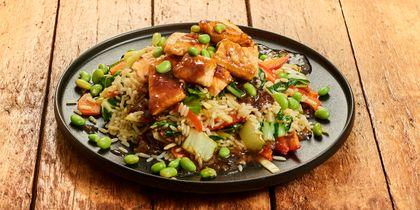 Oosterse zalm met een rijstschotel en groenten