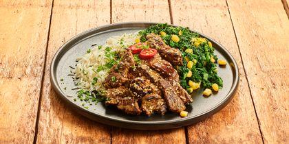 Koreaanse schotel met rijst en biefstukreepjes